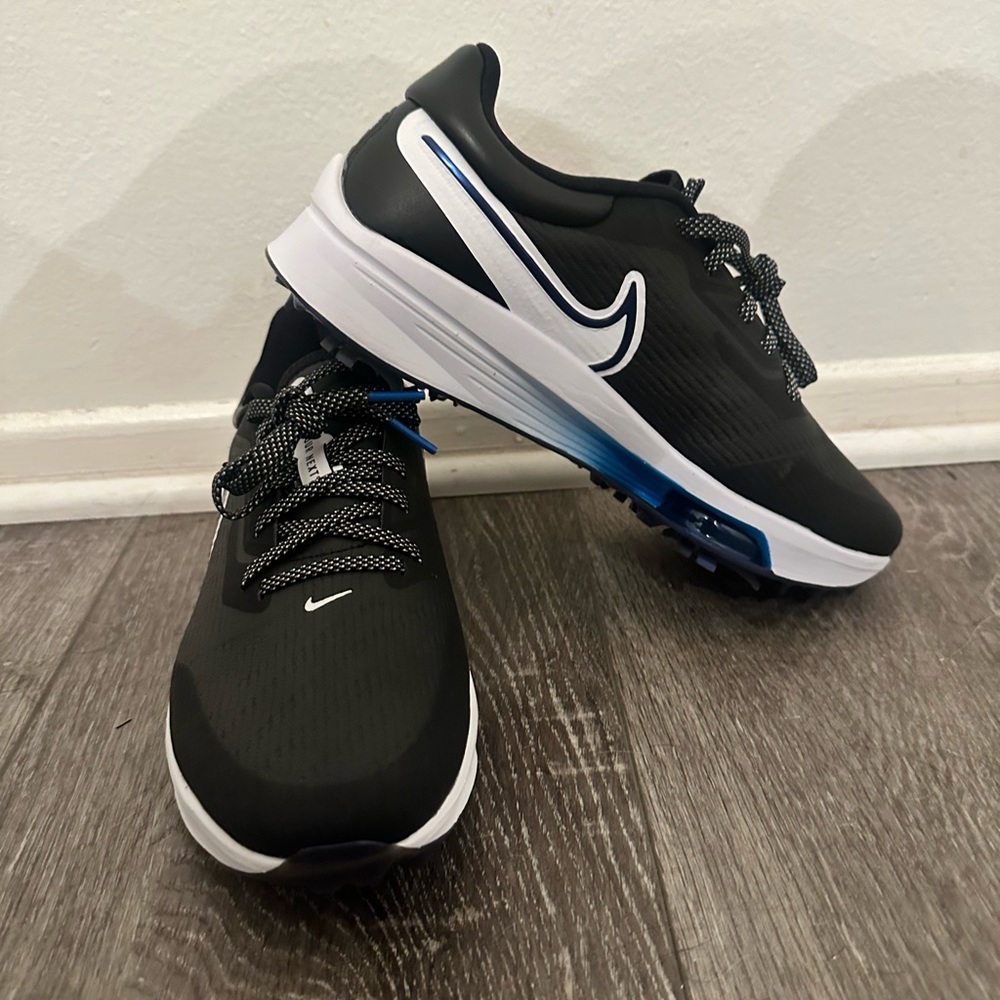 Golf shoe